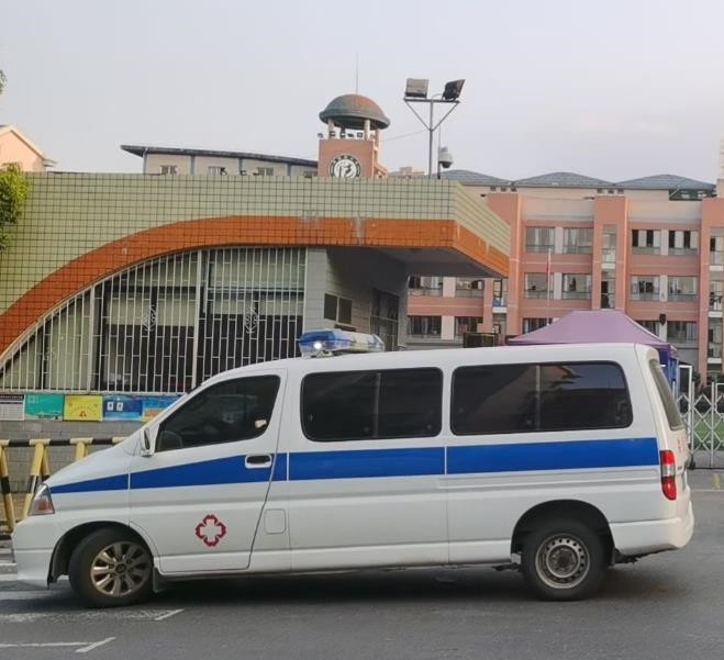 鼎城救护车出租护送骨折病人一公里多少钱